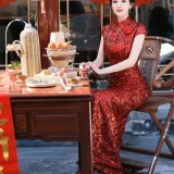 2024年春晚杨幂身穿红色旗袍，完美诠释了女性身材之美